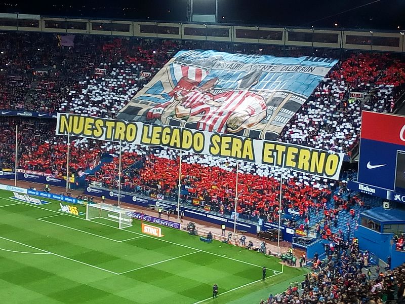 "Nuestro legado será eterno", lema del tifo que ha mostrado el Atlético en su grada.