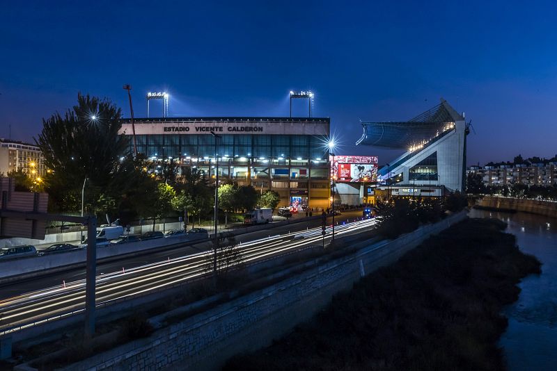 Exterior del estadio Vicente Calderón, momentos antes del partido entre el Atlético de Madrid y el Real Madrid.