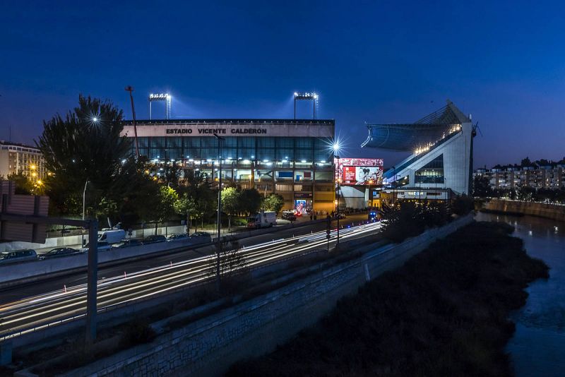 Exterior del estadio Vicente Calderón, momentos antes del partido entre el Atlético de Madrid y el Real Madrid.