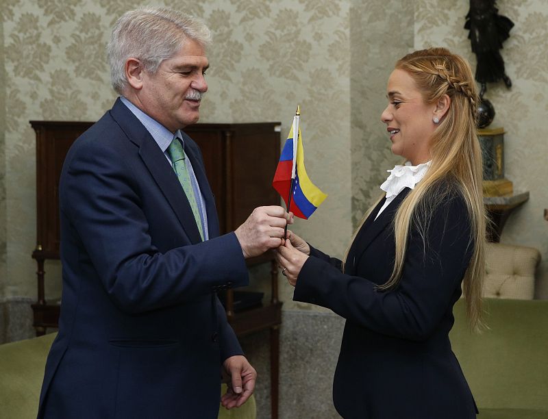 El ministro de Asuntos Exteriores y Cooperación, Alfonso Dastis, ha recibido este lunes en el Palacio de Viana a Lilian Tintori, esposa del político venezolano encarcelado Leopoldo López.