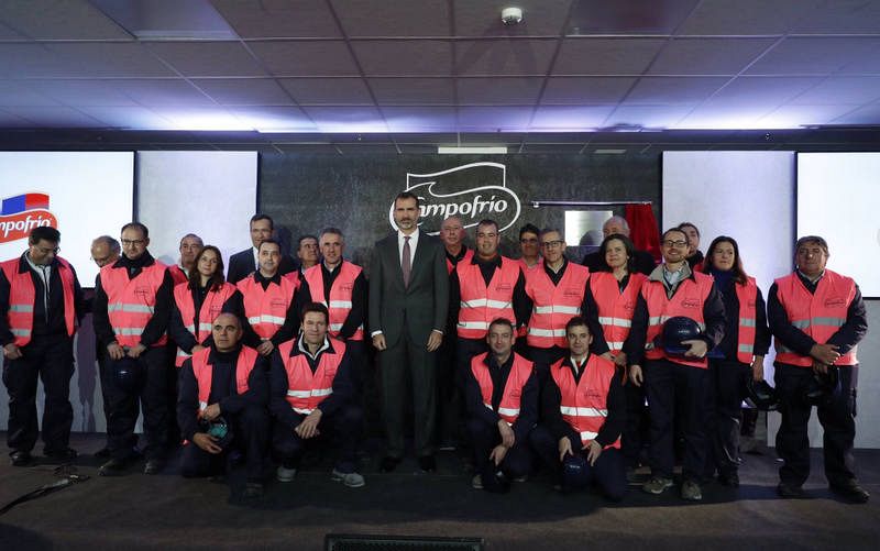El rey visita la fábrica de Campofrío en Burgos, reabierta tras el incendio de hace dos años