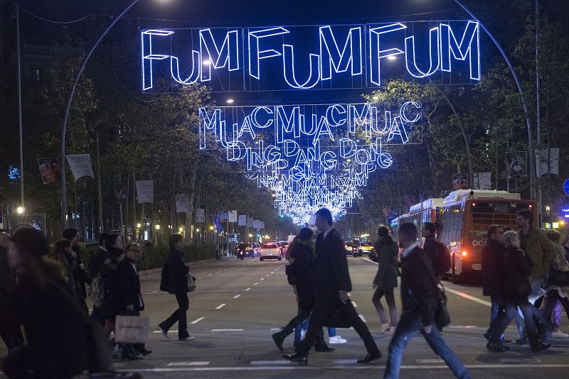 Barcelona luce desde este jueves su alumbrado navideño