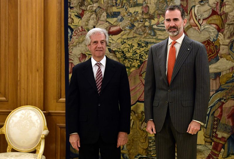 El rey Felipe VI ha posado junto al presidente de Uruaguay Tabaré Vázquez para las cámaras fotográficas