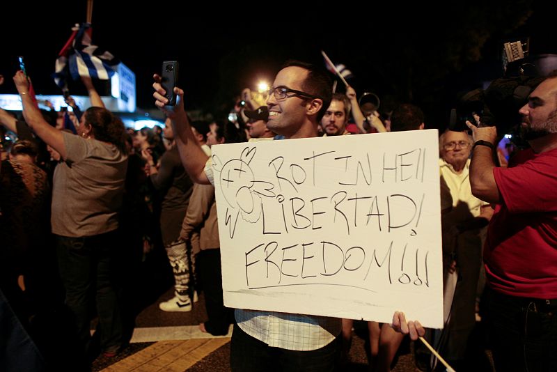 Decenas de cubanos en las calles de Miami.