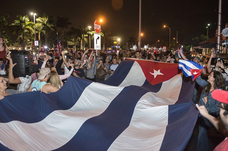 Cientos de cubanos celebran por las calles de Miami la noticia de la muerte de líder cubano Fidel Castro.