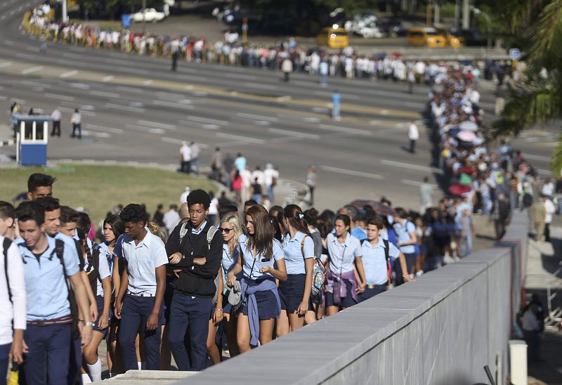 Miles de cubanos hacen cola en la plaza de la Revolución para despedirse de Fidel.