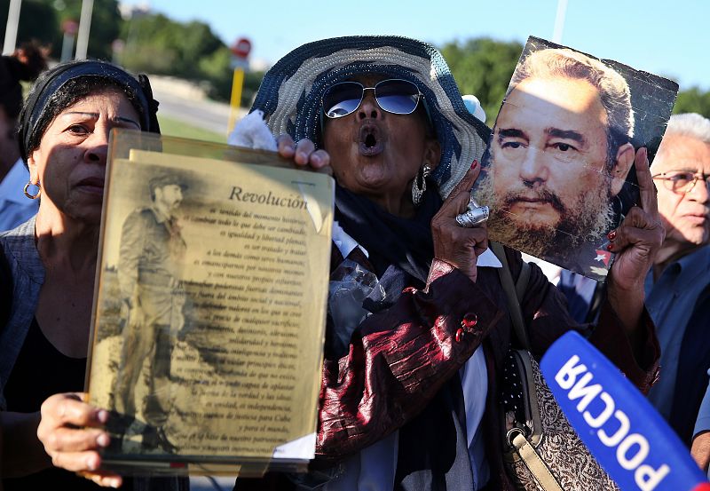Dos mujeres muestran retratos del fallecido líder cubano durante un homenaje póstumo en la Plaza de la Revolución de La Habana.