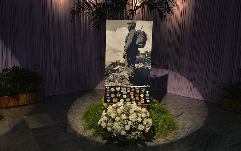 Una gran fotografía de Fidel, en la que se le ve de cuerpo entero mirando al horizonte y ataviado con su icónico uniforme verde olivo, preside el altar fúnebre.