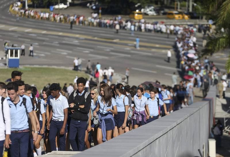 Miles de cubanos hacen cola en la plaza de la Revolución para despedirse de Fidel.