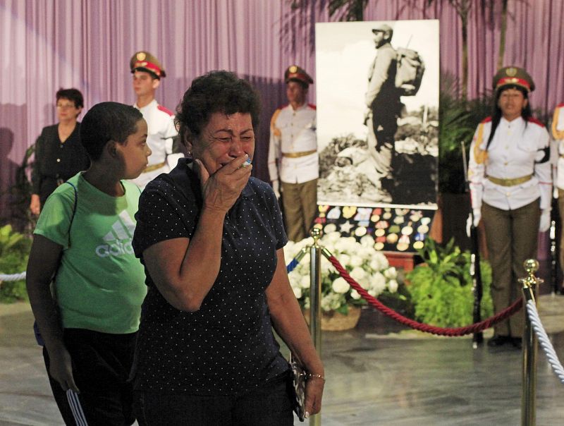 Cubanos emocionados ante el altar en homenaje a Fidel Castro en La Habana.