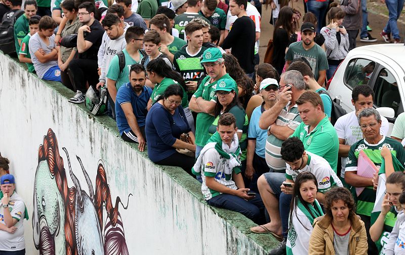 Seguidores del equipo de fútbol Chapecoense se han concentrado en el estadio Arena Conda en Chapeco, Brasil, tras enterarse de la tragedia.