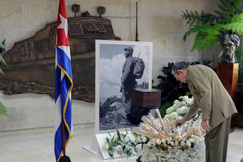 Raúl Castro rinde tributo a su hermano
