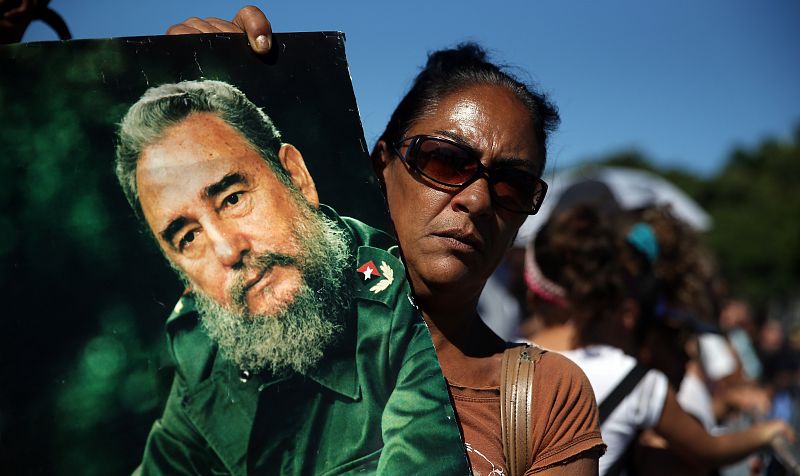 Una mujer sostiene una imagen de Fidel Castro durante los homenajes en la Plaza de la Revolución