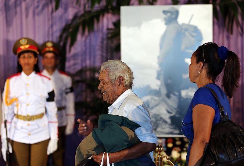 Varias personas muestran su emoción ante uno de los altares en los que se homenajea a Fidel Castro en el Memorial José Martí de La Habana