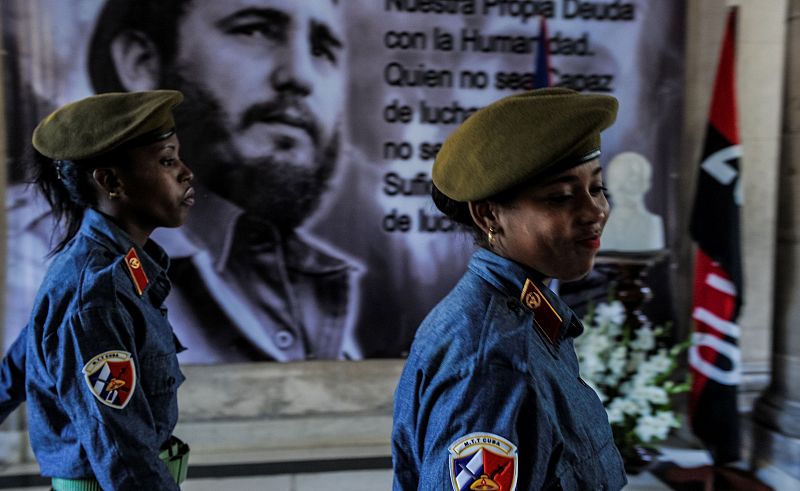 Dos soldados pasan ante un cartel que conmemora a Fidel Castro en La Habana