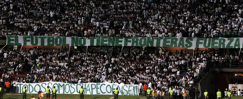 "El fútbol no tiene fronteras. Fuerza" es el mensaje de los aficionados dle Atlético de Medellín al Chapecoense.