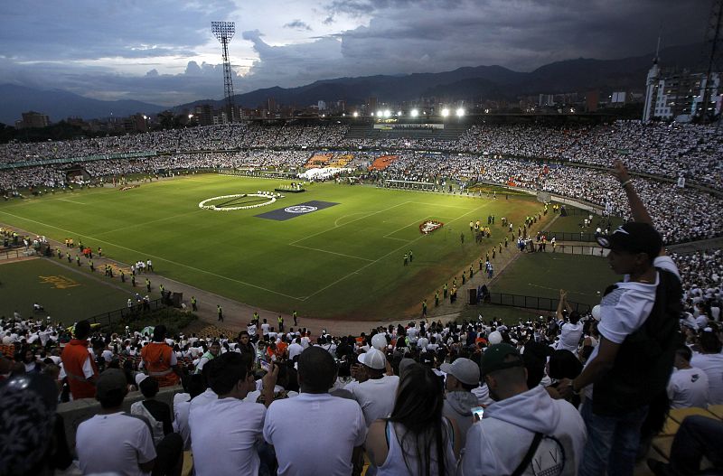 Los aficionados del Atlético Nacional llenaro su estadio para el homenaje al Chapecoense.