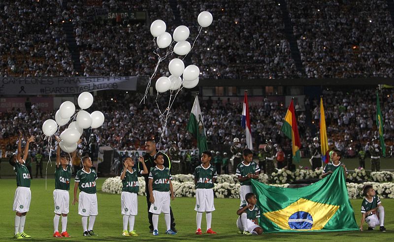 En el homenaje se lanzó un globo por cada uno de los fallecidos en el accidente del Chapecoense.