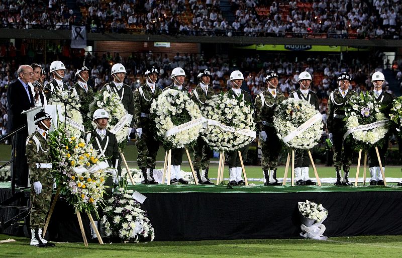 El canciller de Brasil, José Serra, habla durante un homenaje al equipo de fútbol Chapecoense.