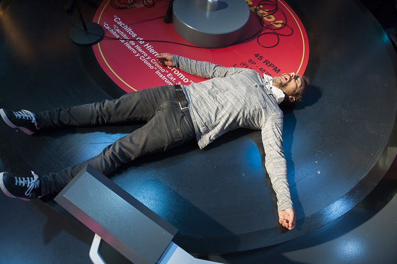 Santi Balmes, de 'Love of Lesbian', fulminado encima del plato de 'Cachitos'