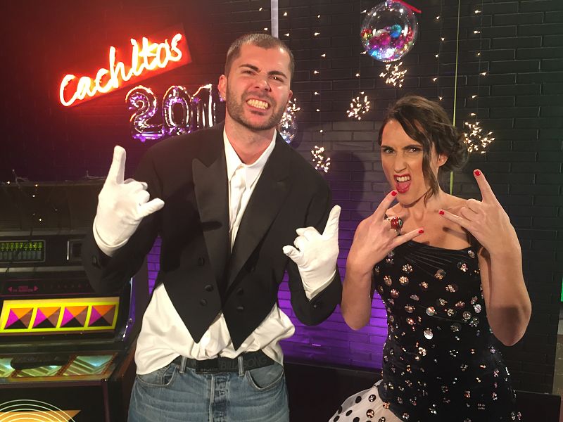 Virginia Diaz y un figura en una pausa de la grabación de Cachitos Nochevieja