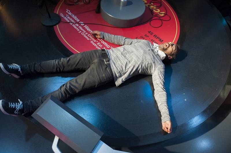 Santi Balmes, de 'Love of Lesbian', fulminado encima del plato de 'Cachitos'