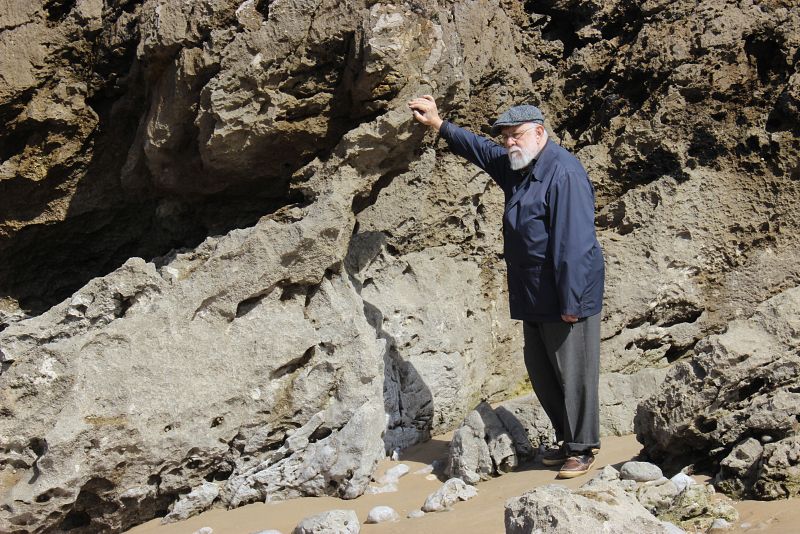 En una de las playas asturianas que forman parte de la vida de Gonzalo Suárez