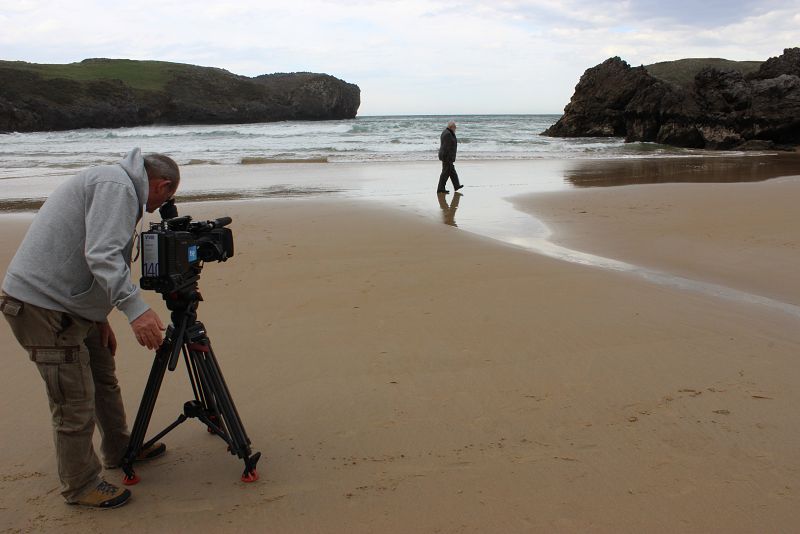 Rodando el documental sobre Gonzalo Suárez, en una de las numerosas playas donde ha rodado total o parcialmente el grueso de su filmografía