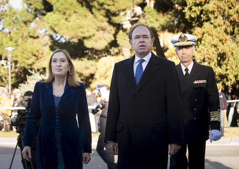 Los presidentes del Congreso, Ana Pastor, y del Senado, Pío García Escudero, y el Jefe del Estado Mayor de le Defensa (JEMAD), almirante Fernando García Sánchez han participado en el acto.