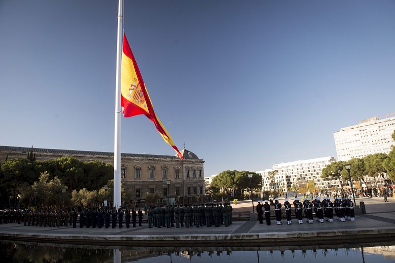 Como es habitual todos los años, la Plaza de Colón, en el centro de Madrid, ha acogido el acto de izado solemne de la bandera española.
