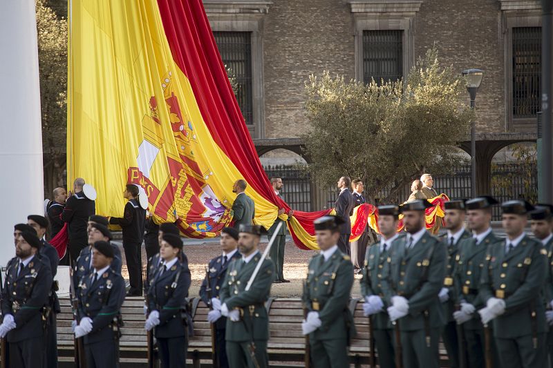 Momento en el que comienza el izado solemne de la bandera, en presencia de personal de los Ejércitos de Tierra, Aire, la Armada y Guardia Civil.