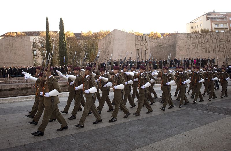 Representantes de los tres Ejércitos y de la Guardia Civil han desfilado frente a los Jardines del Descubrimiento, en la Plaza de Colón.