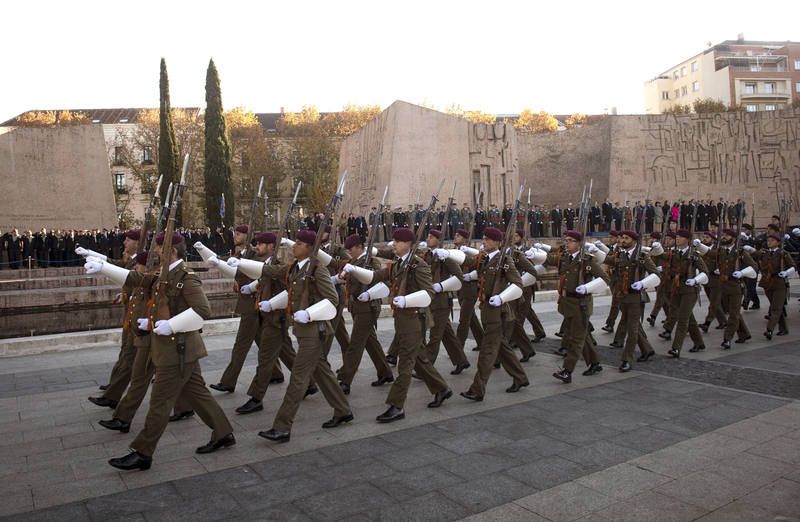 Representantes de los tres Ejércitos y de la Guardia Civil han desfilado frente a los Jardines del Descubrimiento, en la Plaza de Colón.