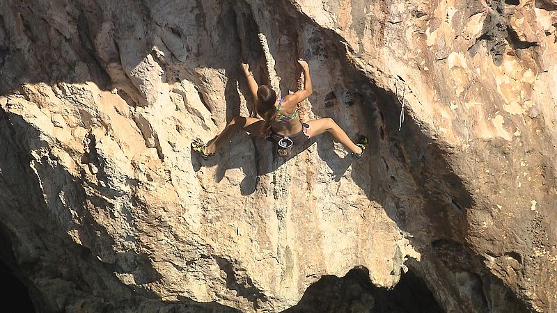 La escaladora Maja Jonjic practica el 'psicobloc' en una situación compleja, cerca de la 'ventana azul', en la escarpada costa maltesa