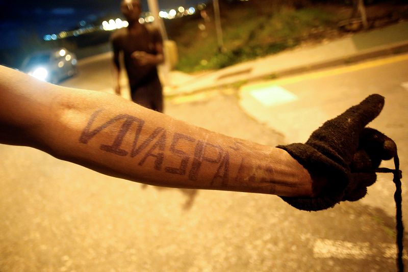 Detalle de un tatuaje en el brazo de un inmigrante subsahariano, en el que se lee "Viva España"