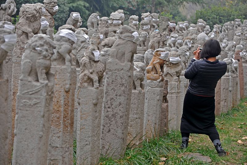 Los estudiantes de la universidad de Xian, en la provincia china de Shaanxi, han encontrado una original forma de protestar contra la alta contaminaci&oacute;n. Han colocado m&aacute;scaras protectoras en varias estatuas del campus.