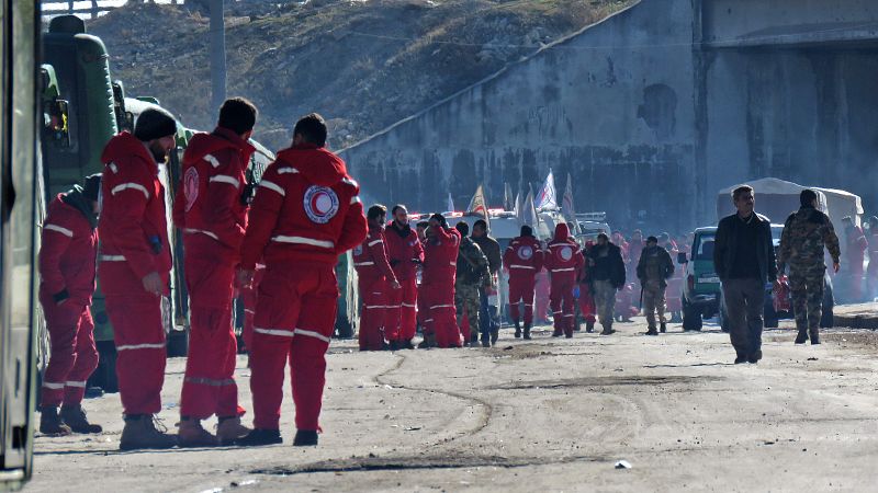 Miembros de la Media Luna Roja participan junto a la Cruz Roja Internacional y militares rusos en la evacuación de los heridos.