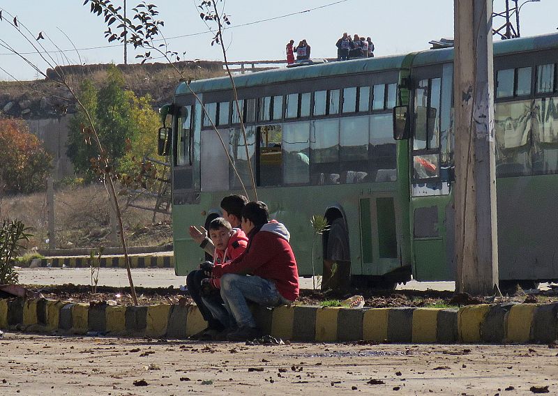 Entre los civiles que esperan ser evacuados se encuentra este grupo de niños.