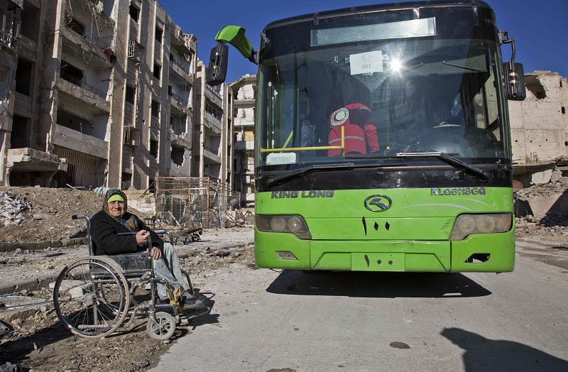 Los mayores también dejan la zona sitiada de Alepo
