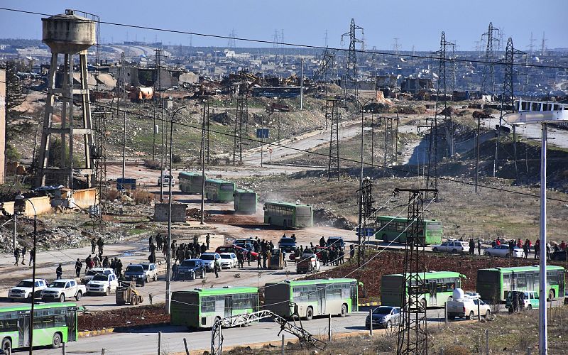 Los autobuses esperan en el este de Alepo