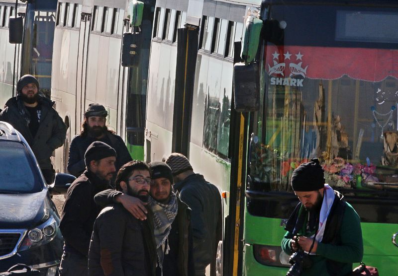 Despedida ante los autobuses en Alepo