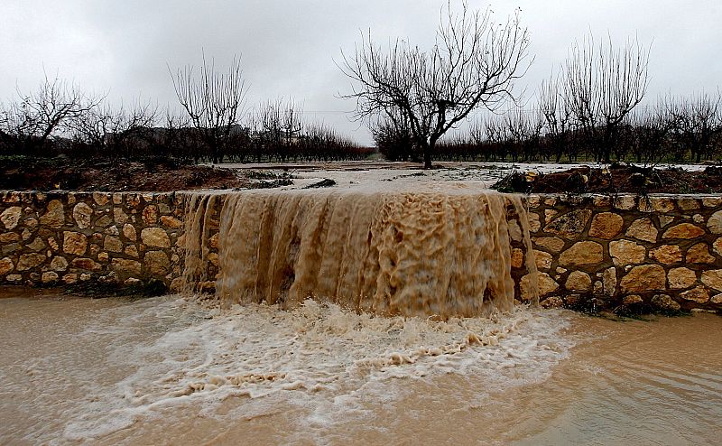 Desbordamiento del río Clariano a su paso por Ontinyent ocasionado por el fuerte temporal de lluvia y viento que afecta a la Comunidad Valenciana.