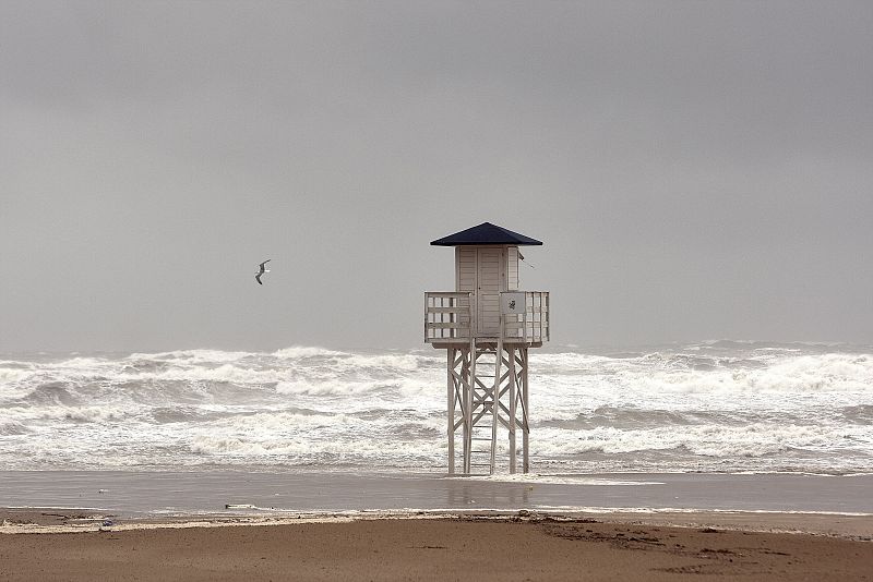 Vista del oleaje en la playa de Gandía debido al fuerte temporal de lluvia y viento que afecta a la Comunidad Valenciana. El temporal ha obligado a cerrar los puertos de Valencia, Gandia y Sagunto.