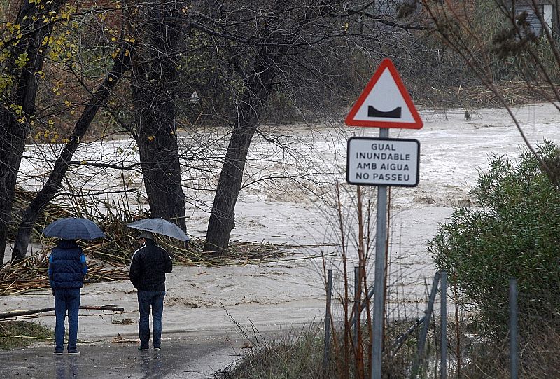 Desbordamiento del río Clariano a su paso por Ontinyent, ocasionado por el fuerte temporal de lluvia y viento que afecta a la Comunidad Valenciana.