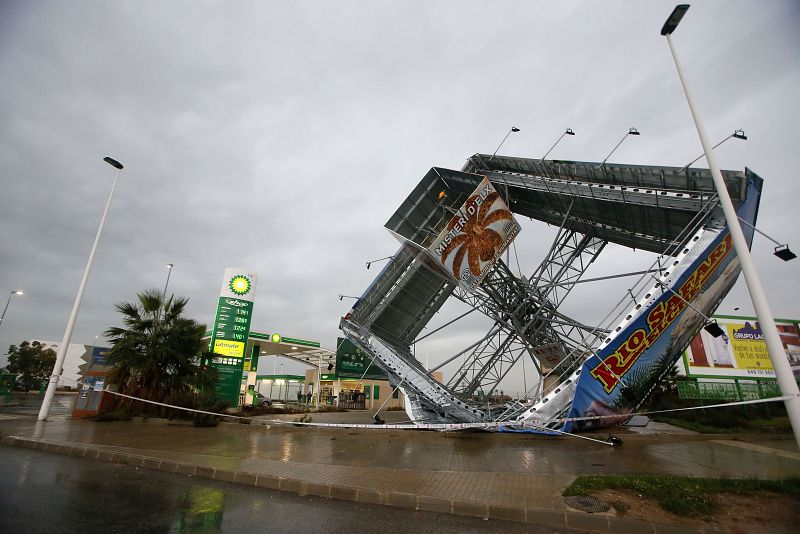 Una torre de publicidad caída en Elche (Alicante) a causa del temporal de lluvia y viento en el sudeste de la Península ibérica.