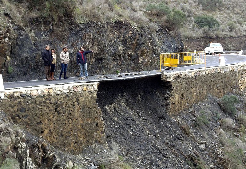 Carretera que se encuentra cortada por despredimientos causados por el temporal de lluvia que desde ayer azota la Región de Murcia.