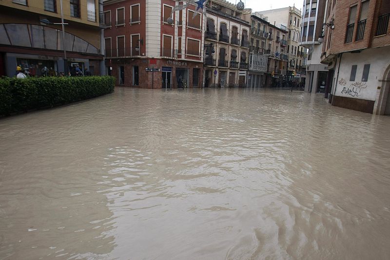 Calle anegada en el centro de Orihuela tras el desbordamiento del río Segura ocasionado por el fuerte temporal de lluvia que afecta a gran parte de la Comunidad Valenciana.