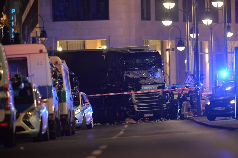 Un camión se estrella contra un mercado navideño en Berlín