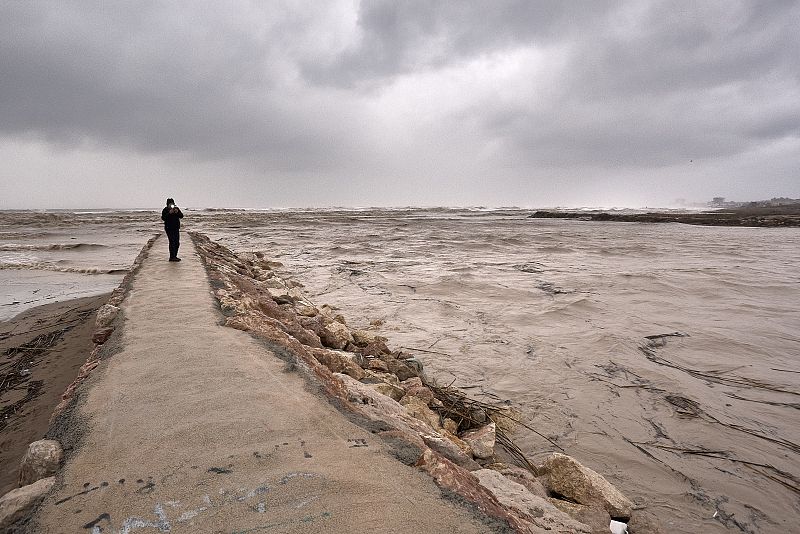 Vista de la desembocadura del río Serpis en Gandía tras la apertura de puertas del pantano de Beniarrés debido al temporal de lluvia que afecta a la Comunidad Valenciana.