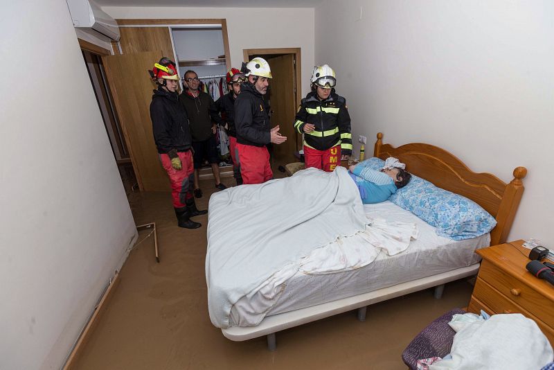 Varios militares de la Unidad Militar de Emergencia (UME) rescatan a Micaela Campillo de 78 años, tras quedarse atrapados toda la noche en su casa inundada, déspues de las intensas lluvias caídas en Los Alcazares, Murcia.